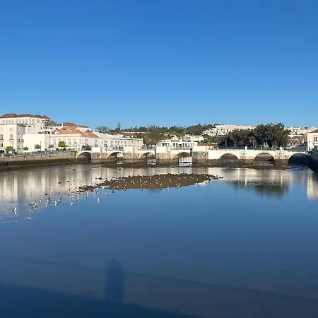 Stylish Townhouse With Gallery In The Heart Of For Two Hébergement de vacances Tavira