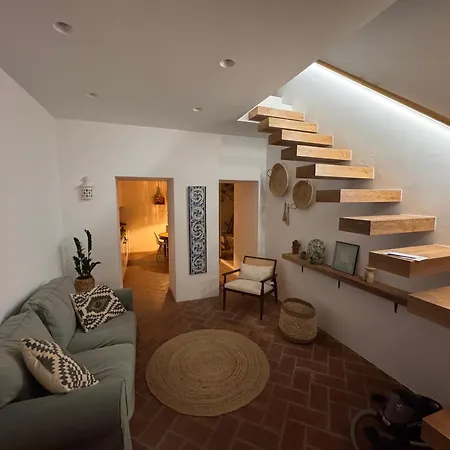Hébergement de vacances Stylish Townhouse With Gallery In The Heart Of For Two