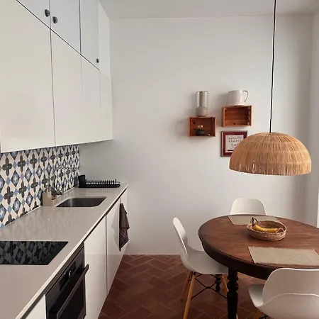 Hébergement de vacances Stylish Townhouse With Gallery In The Heart Of For Two *