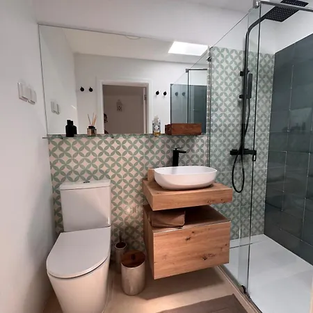 Hébergement de vacances Stylish Townhouse With Gallery In The Heart Of For Two