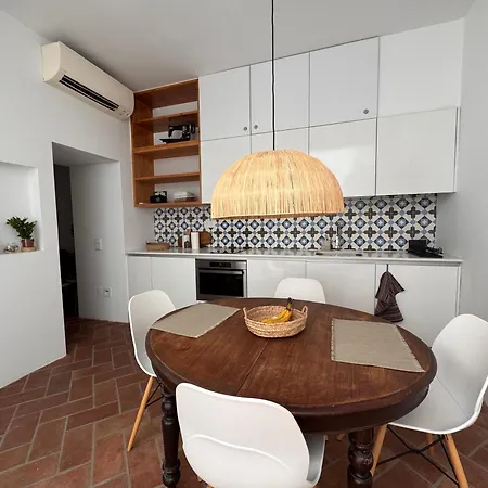 Stylish Townhouse With Gallery In The Heart Of For Two * تافيرا