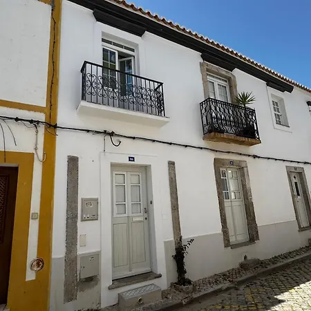 Stylish Townhouse With Gallery In The Heart Of For Two بيت للعطل